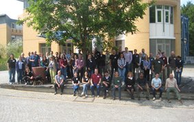 Die Teilnehmenden des DMG Sektionstreffen vor dem GFZ auf dem Telegrafenberg