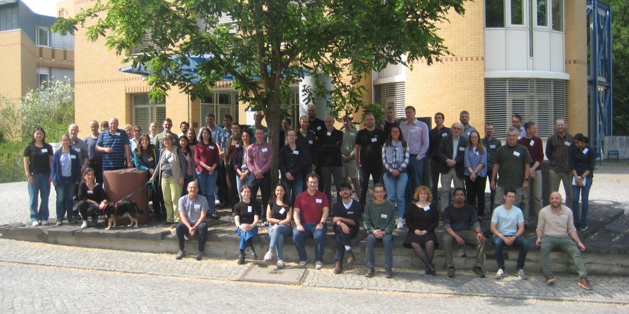 Die Teilnehmenden des DMG Sektionstreffen vor dem GFZ auf dem Telegrafenberg