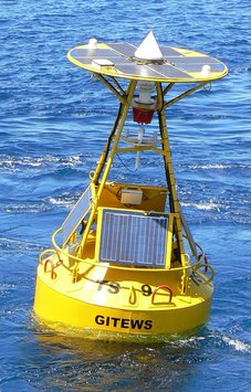 The picture shows the tsunami buoy after deployment. On top are antennas for the GNSS and satellite communication surrounded by solar panels for power generation.
