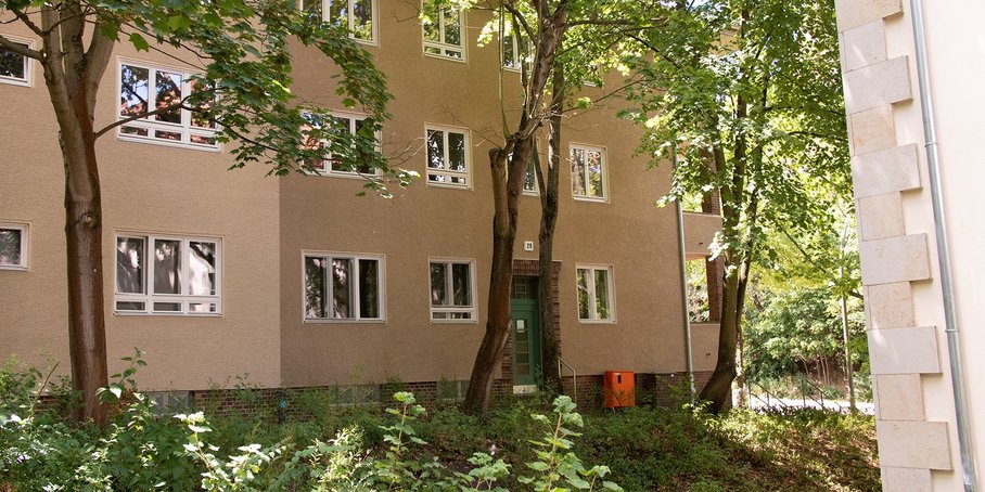 Wohnhaus mit grünem Vorgarten