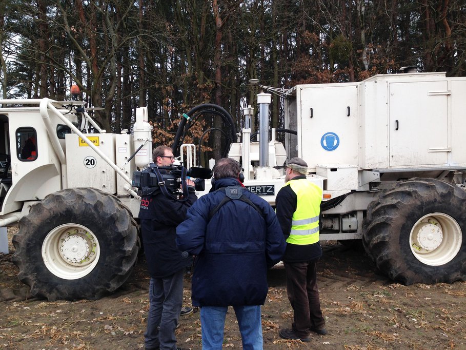 Im Rahmen einer öffentlichen Informationsveranstaltung wurden die Vibrationsfahrzeuge in Aktion vorgestellt. (© GFZ)