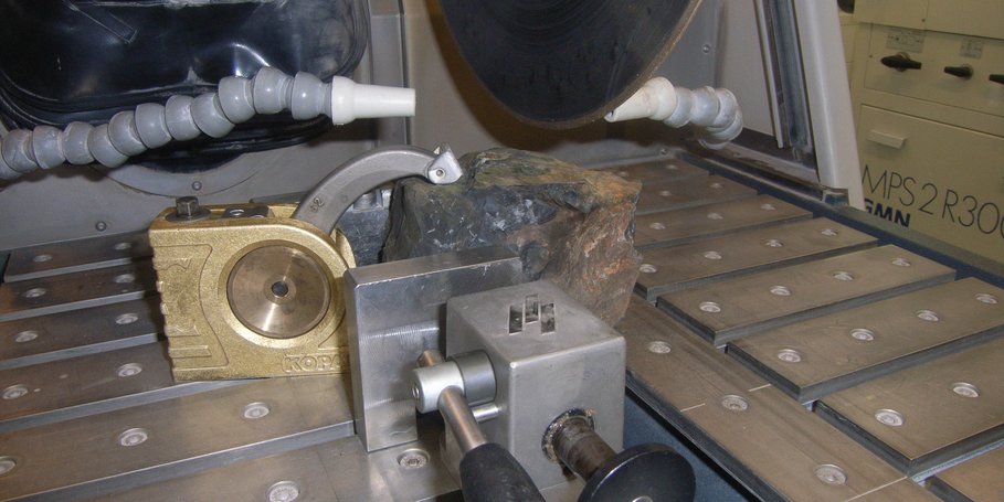 diamond saw "Exotom 150" with sample