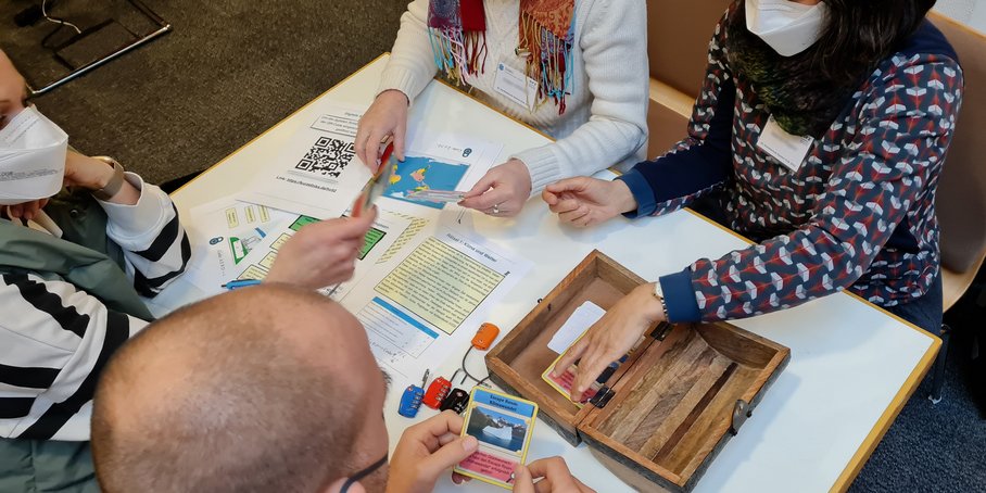 4 people look at riddles on the topic of "climate change" and open a chest secured with locks