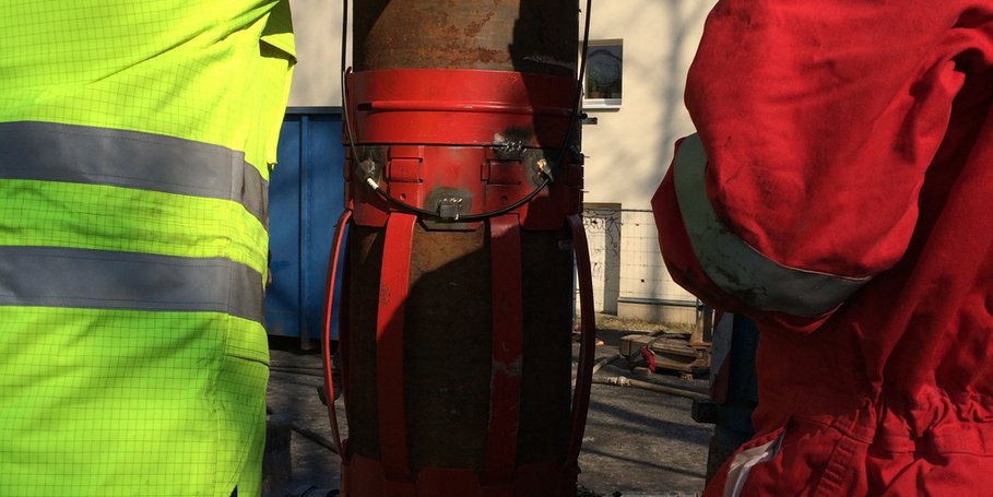 Einbau der Verrohrung mit faseroptischem Messkabel, 9.3.2016 (K. Erbas, GFZ)