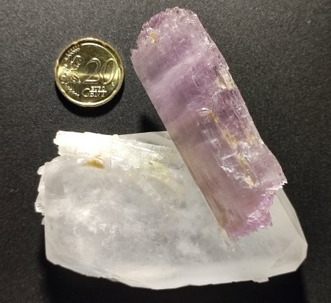 Spodumen-, Quarz- und Elbait-Rossmanit-Kristalle von einer 2021 entdeckten Miarole in einem Pegmatite von Paprok, Afghanistan. Der unterschiedliche Korrosionsgrad (Spodumen stark angelöst, Quartz etwas, Turmalin nicht) weist auf das Vorhandensein eines peralkalischen Fluids im Spätstadium der Pegmatitentwicklung hin.