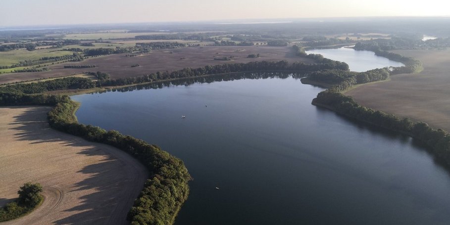Aerial view of the glacial Klocksiner lake chain, in the foreground Tiefer See with monitoring platform (view from north to south)