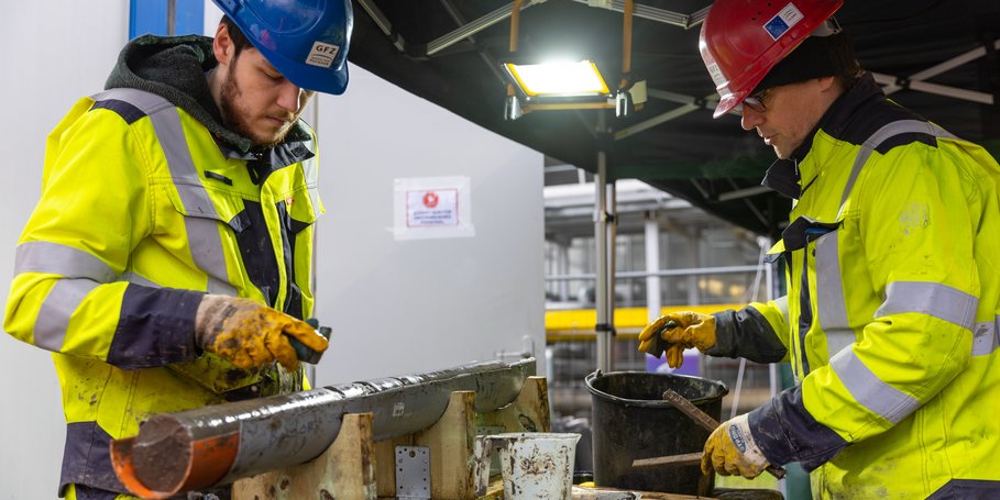 Waschen von Bohrkernen an der Forschungsbohrung Gt BTrKoe 1/2021 in Berlin Adlershof. In der Bohrung konnten fast 200 m Bohrkerne gewonnen werden, die den Übergang vom Unteren Jura bis in die oberste Trias abdecken und eine Detailaufnahme der lokalen geologischen Bedingungen erlauben. Die 456 m tiefe Bohrung stellt eine wichtige Stützstelle für die Interpretation des tieferen Untergrundes im Berliner Raum dar und wies mehrere Horizonte nach, die eine Nutzung als Aquiferspeicher erlauben.