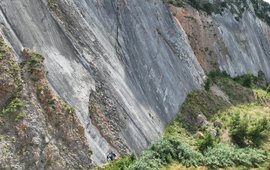 Die Arkitsa-Verwerfung in Mittelgriechenland, aufgenommen mit einer Drohne. Die drei Personen am Fuße der Abschiebung geben ein Hinweis auf die Größe dieser spektakulären Störung.