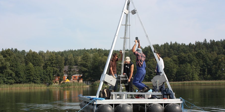 Bohrplattform auf einem See.