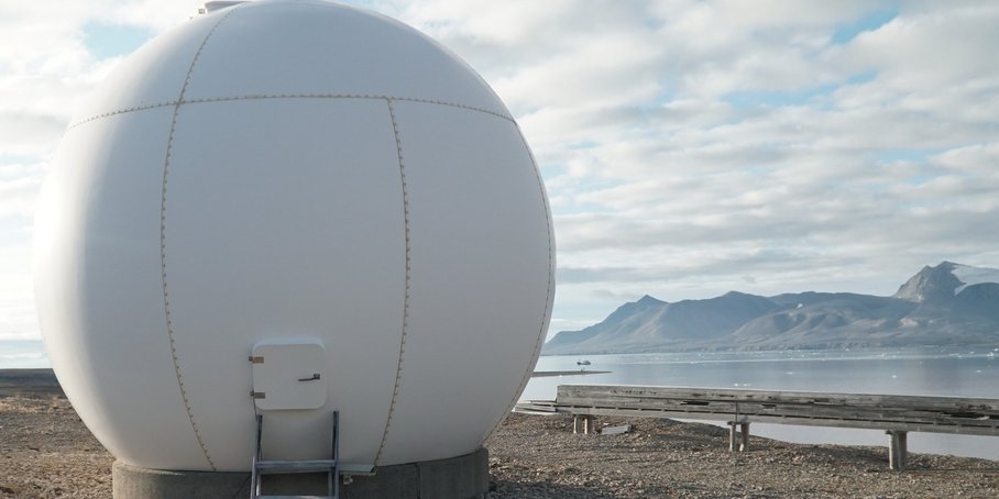 Radom der Satelliten-Empfangsstation Ny-Ålesund, Spitsbergen