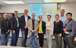 Alle Teilnehmer des Treffens in einem Raum nebeneinander