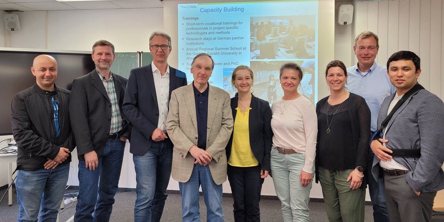 Alle Teilnehmer des Treffens in einem Raum nebeneinander