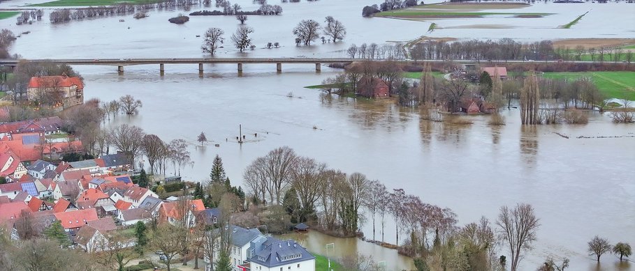 Symbolbild Hochwasser: der Fluss tritt über die Ufer