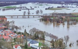 [Translate to English:] Hochwasser: Überschwemmung von Häusern und Straßen