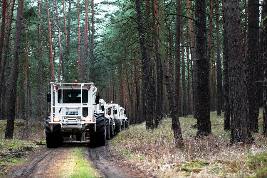 Vibrationsfahrzeuge im Einsatz in der Schorfheide. (© O. Gabriel)